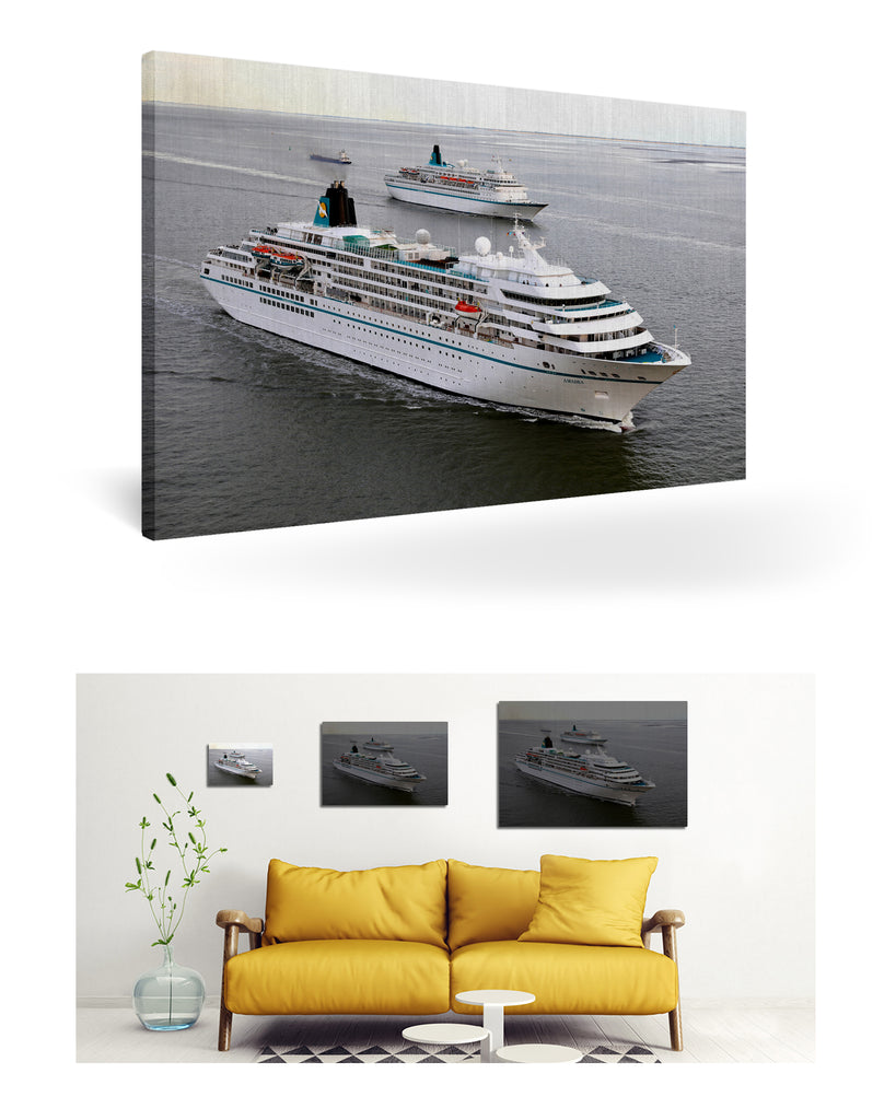 Bremerhaven, Deutschland mit MS Amadea und MS Albatros