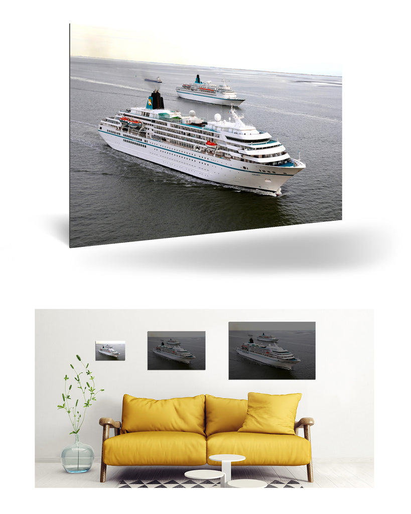 Bremerhaven, Deutschland mit MS Amadea und MS Albatros