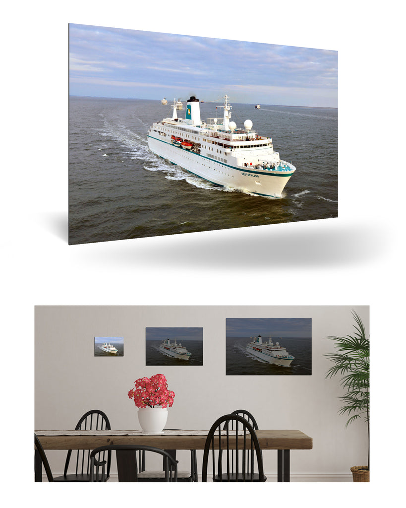 Bremerhaven, Deutschland mit MS Deutschland