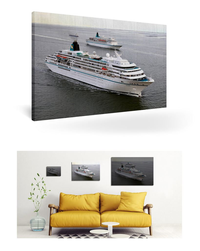 Bremerhaven, Deutschland mit MS Amadea und MS Albatros