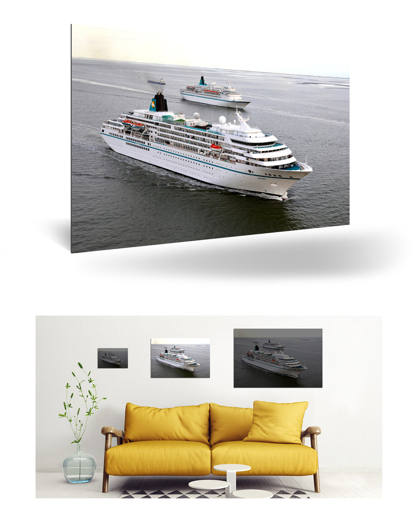 Bremerhaven, Deutschland mit MS Amadea und MS Albatros