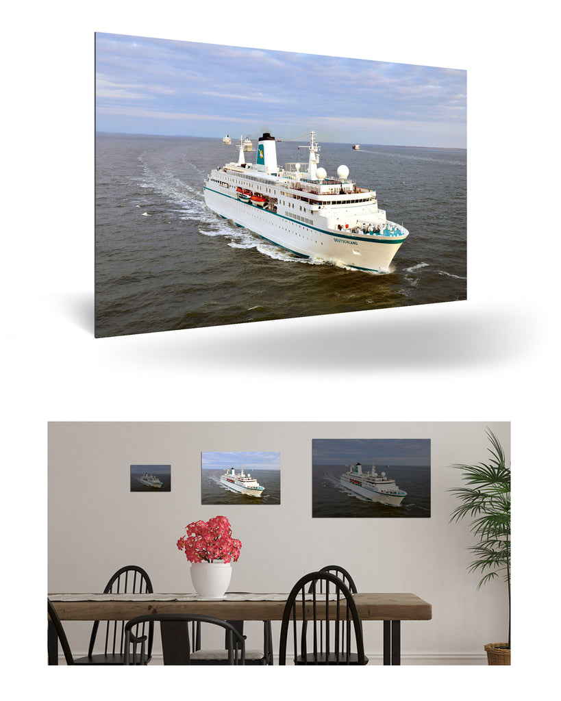 Bremerhaven, Deutschland mit MS Deutschland