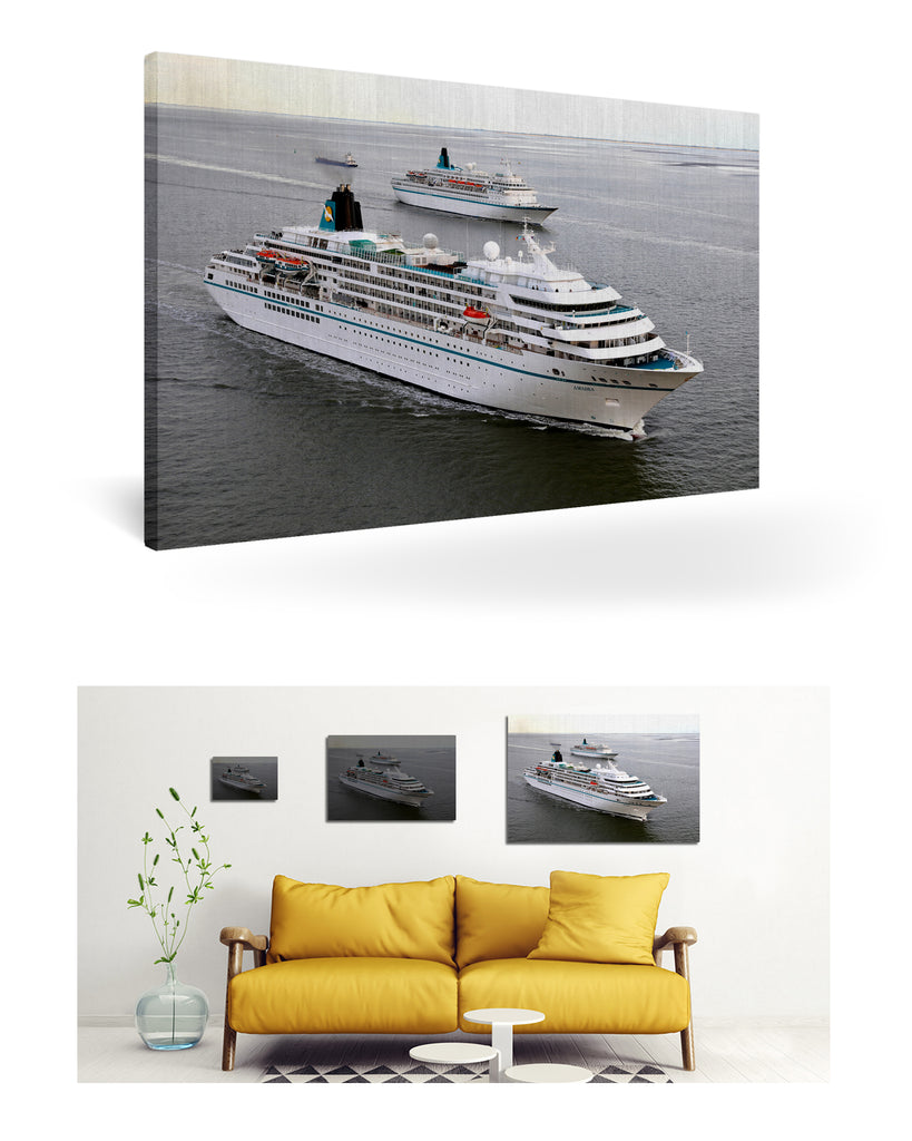 Bremerhaven, Deutschland mit MS Amadea und MS Albatros