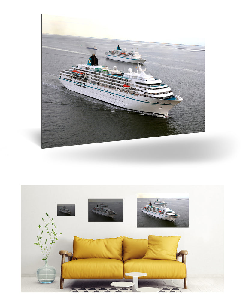 Bremerhaven, Deutschland mit MS Amadea und MS Albatros