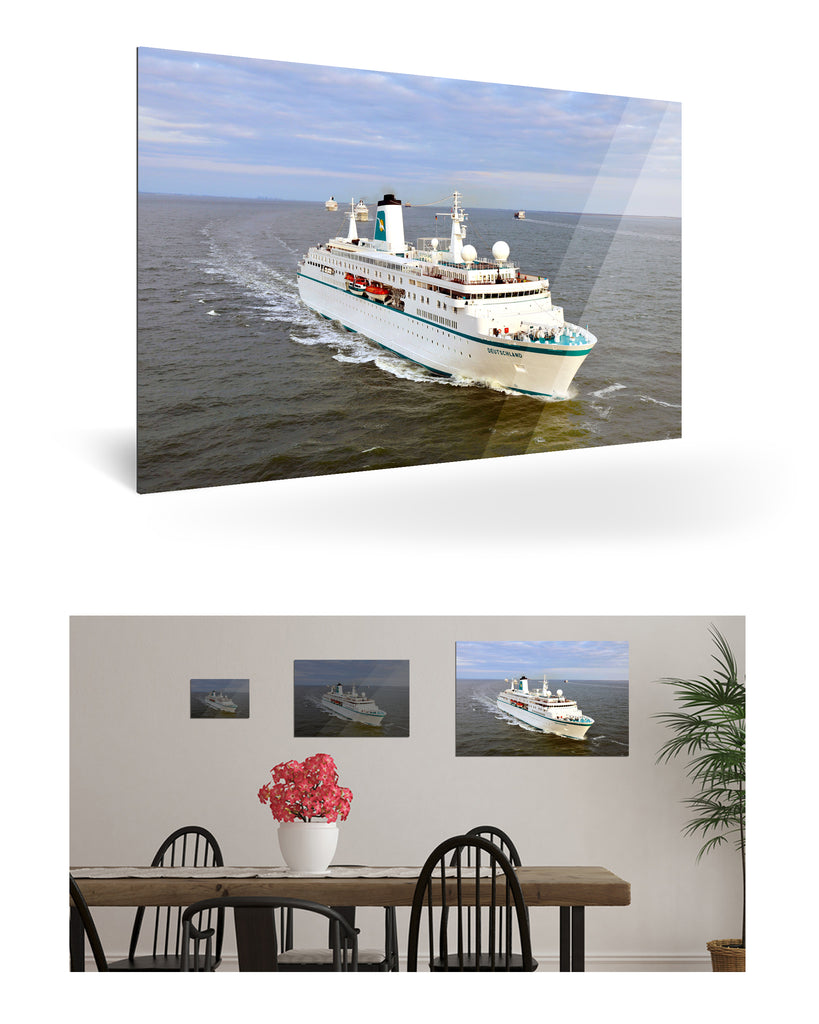 Bremerhaven, Deutschland mit MS Deutschland